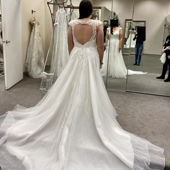 Brand New | Never Worn | OLEG CASSINI Plunging Open Back Tulle Wedding Dress - Picture 6 of 7